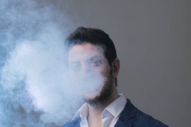 adam vape elektronik sigara duman dolu. 