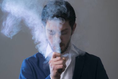 adam vape elektronik sigara duman dolu. 