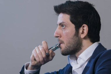 adam vape elektronik sigara duman dolu. 