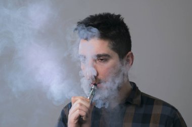 adam vape elektronik sigara duman dolu. 