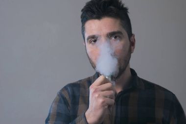 adam vape elektronik sigara duman dolu. 