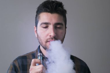 adam vape elektronik sigara duman dolu. 