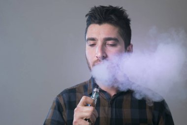 adam vape elektronik sigara duman dolu. 