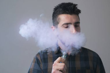 adam vape elektronik sigara duman dolu. 