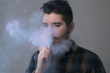 adam vape elektronik sigara duman dolu. 