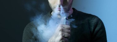 adam vape elektronik sigara duman dolu. 
