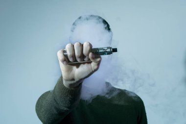 adam vape elektronik sigara duman dolu. 