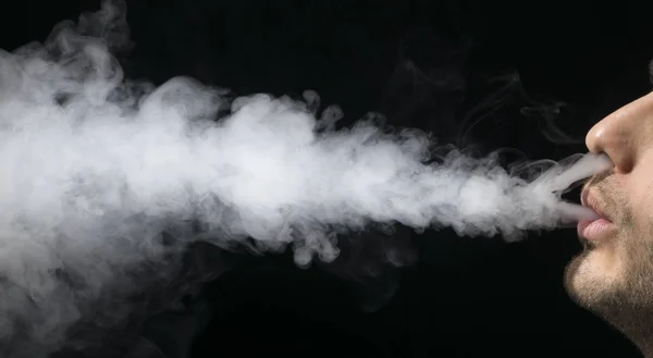 Vape 电子香烟，吸雾装置，mod，e-cig. — 图库照片