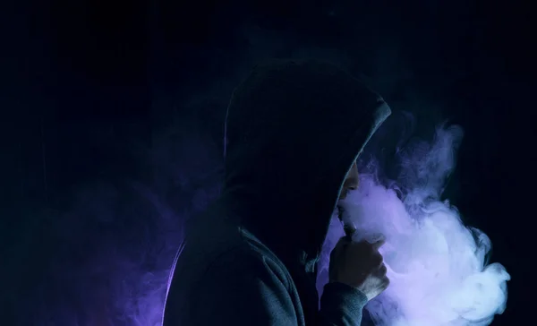 Мужчина испарил электронную сигарету большим количеством дыма . — стоковое фото