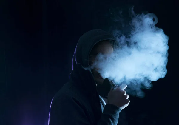 남자 vape 연기의 많은 전자 담배. — 스톡 사진