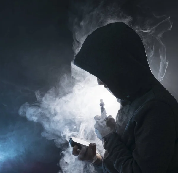 남자 vape 연기의 많은 전자 담배. — 스톡 사진