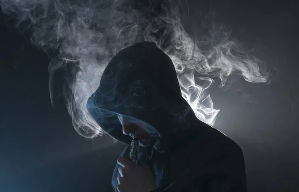 Hombre vapear un cigarrillo electrónico con mucho humo . — Foto de Stock