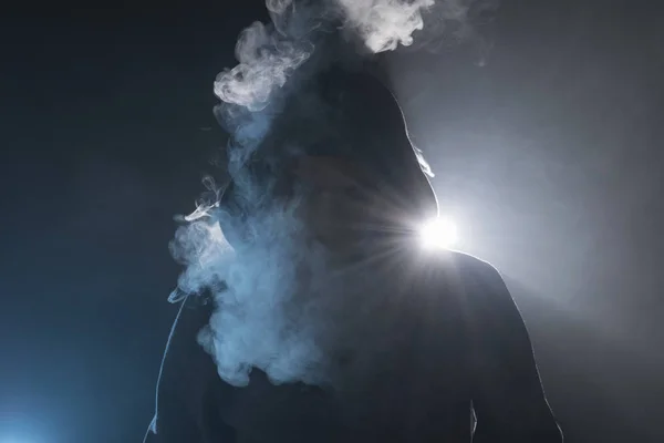 Hombre vapear un cigarrillo electrónico con mucho humo . — Foto de Stock