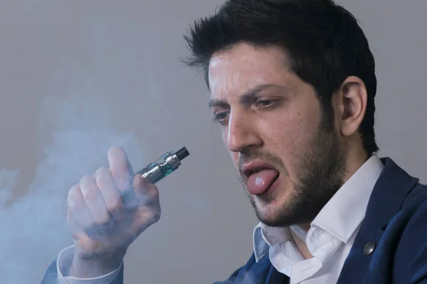 Człowiek vape elektroniczny papieros z dużą ilością dymu. — Zdjęcie stockowe