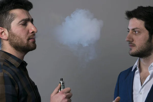 Man vape an electronic cigarette with lots of smoke. — Stock Photo, Image