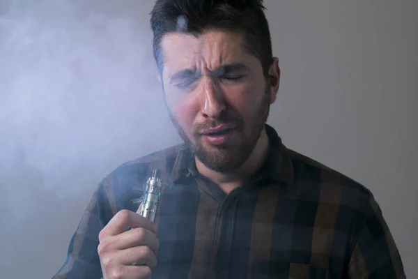 Hombre vapear un cigarrillo electrónico con mucho humo . — Foto de Stock