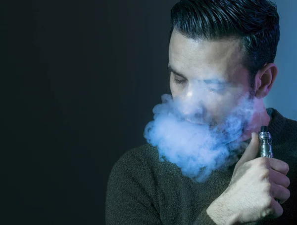 Mannen vape en elektronisk cigarett med massor av rök. — Stockfoto