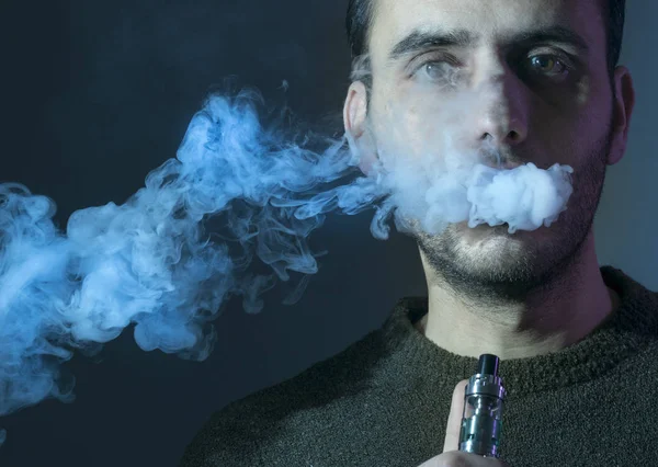 男子 vape 电子香烟与浓烟. — 图库照片