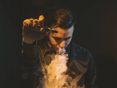 izole vaping e sigara karanlık bir arka plan üzerinde