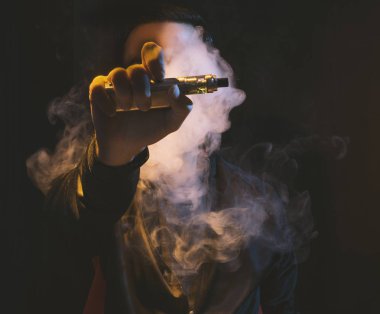 izole vaping e sigara karanlık bir arka plan üzerinde