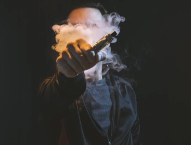 izole vaping e sigara karanlık bir arka plan üzerinde