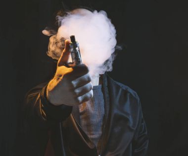 izole vaping e sigara karanlık bir arka plan üzerinde
