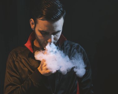 izole vaping e sigara karanlık bir arka plan üzerinde