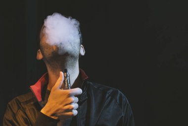 izole vaping e sigara karanlık bir arka plan üzerinde