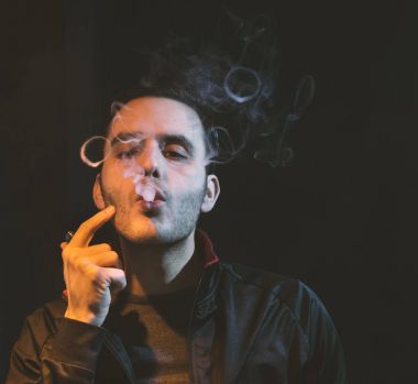 izole vaping e sigara karanlık bir arka plan üzerinde