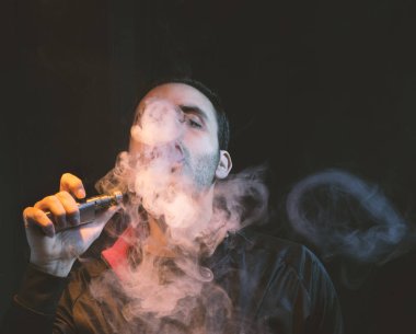 izole vaping e sigara karanlık bir arka plan üzerinde