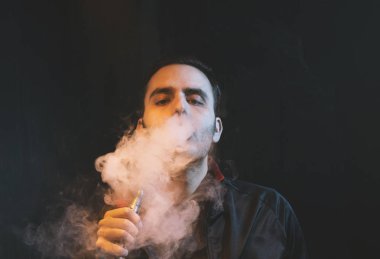 izole vaping e sigara karanlık bir arka plan üzerinde