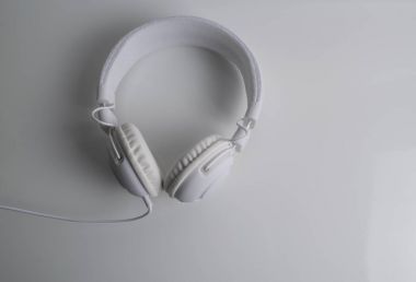 Deri arka plan üzerinde izole kulaklık.