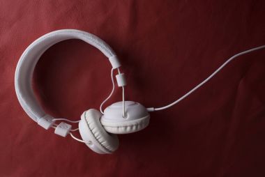 Deri arka plan üzerinde izole kulaklık.