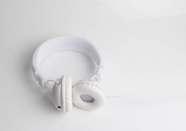 Beyaz bir arka plan üzerinde izole müzik kulaklık.