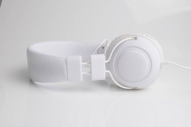 Beyaz bir arka plan üzerinde izole müzik kulaklık.