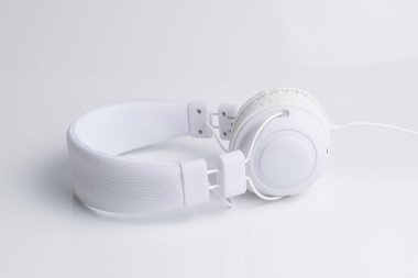 Beyaz bir arka plan üzerinde izole müzik kulaklık.