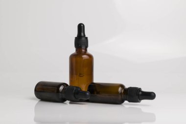 Beyaz bir arka plan üzerinde izole ilaç şişeleri.