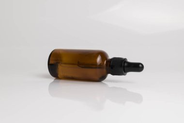 Beyaz bir arka plan üzerinde izole ilaç şişeleri.