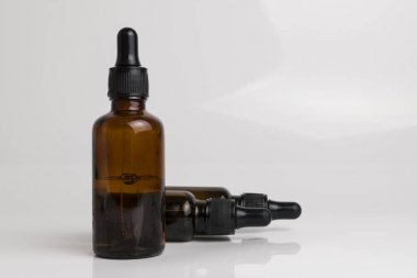 Beyaz bir arka plan üzerinde izole ilaç şişeleri.