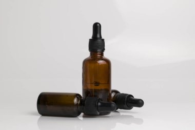 Beyaz bir arka plan üzerinde izole ilaç şişeleri.