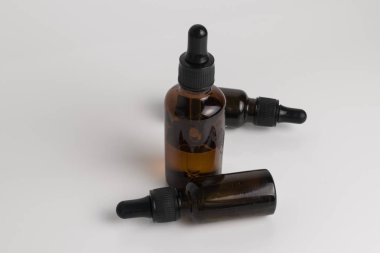 Beyaz bir arka plan üzerinde izole ilaç şişeleri.