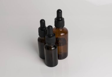 Beyaz bir arka plan üzerinde izole ilaç şişeleri.