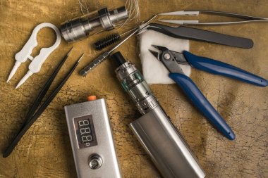 Deri arka plan üzerinde vape aygıtları.