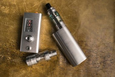 Deri arka plan üzerinde vape aygıtları.