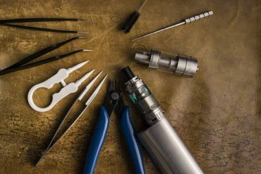 Deri arka plan üzerinde vape aygıtları.