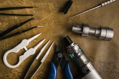 Deri arka plan üzerinde vape aygıtları.