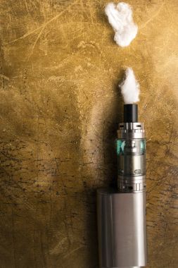 Deri arka plan üzerinde vape aygıtları.