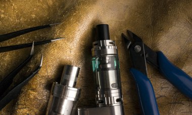 Deri arka plan üzerinde vape aygıtları.