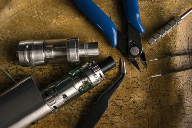 Deri arka plan üzerinde vape aygıtları.