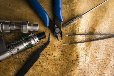 Deri arka plan üzerinde vape aygıtları.